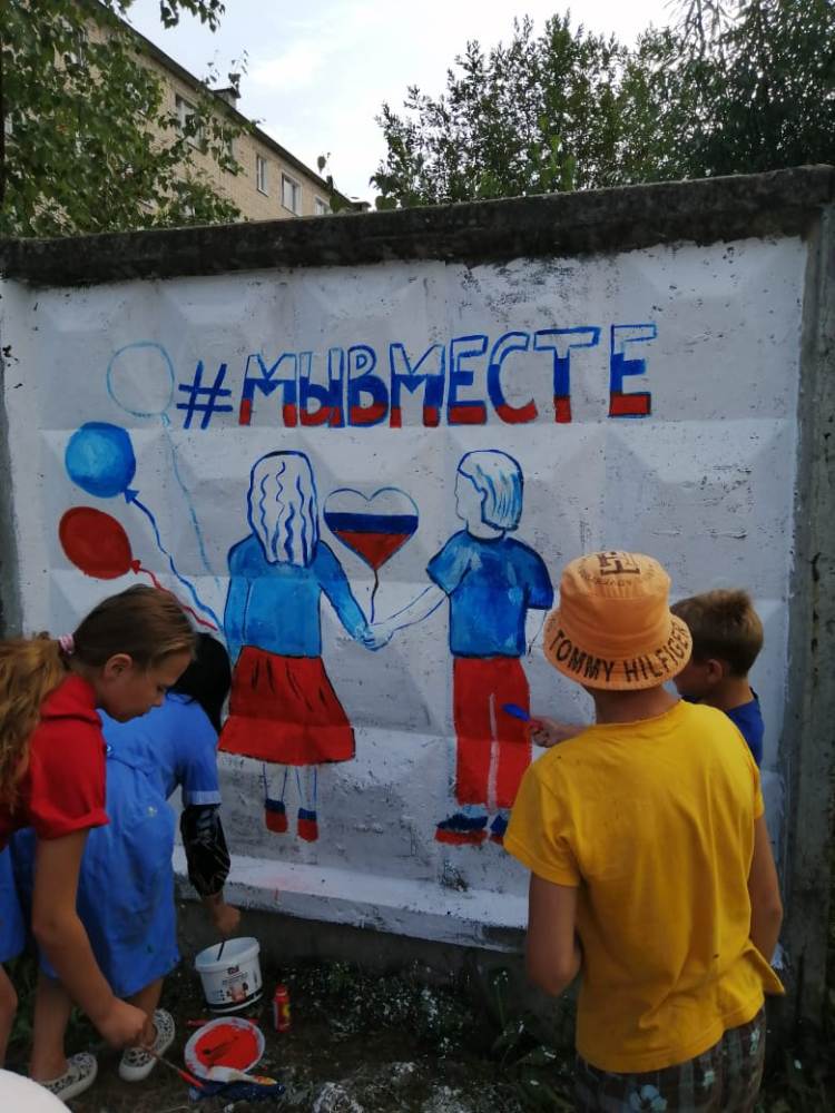 В честь празднования Дня российского флагав 16 городах страны появились красочные граффити в цветах российского триколора. 